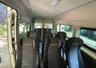Inneransicht unseres Fahrzeugs mit Sitzplätzen und Platz für Rollstühle